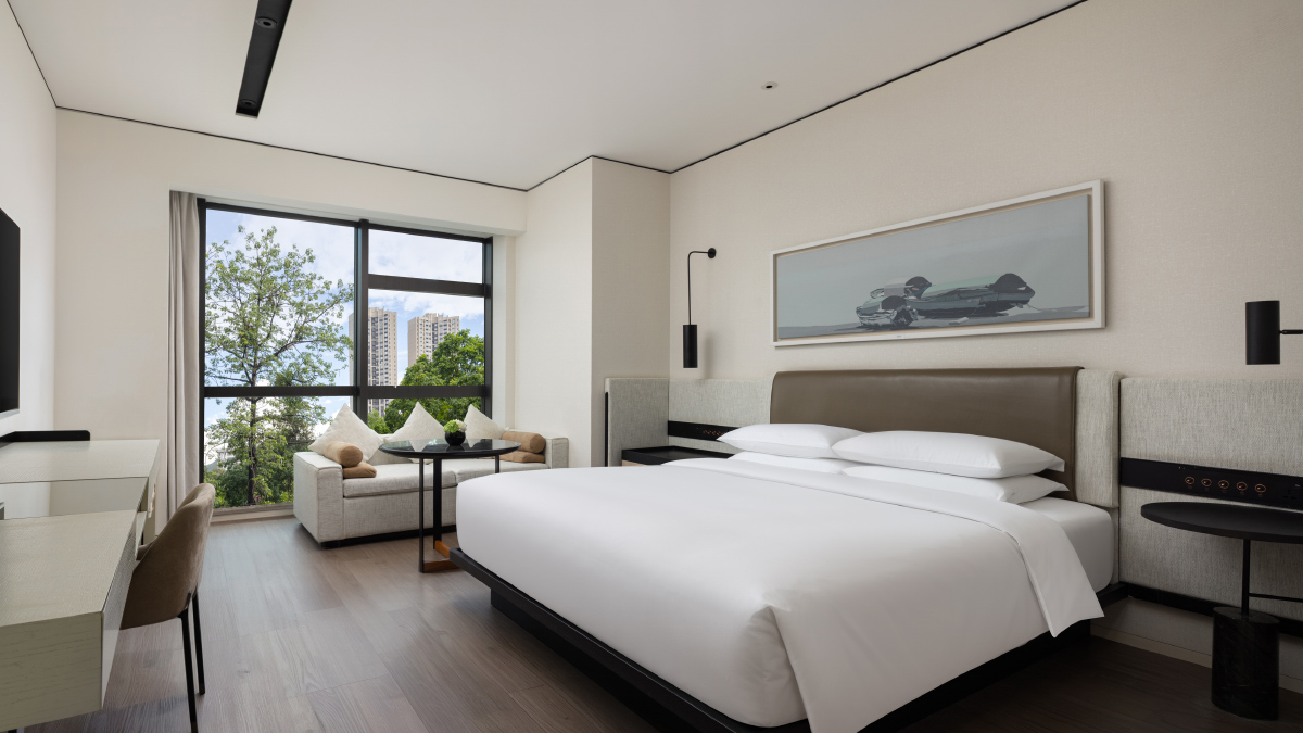 1 King Bed Deluxe
